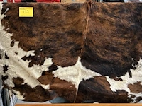 Lot 153 - driekleurige koeienhuid vloerkleed - afbeelding 3 van  4