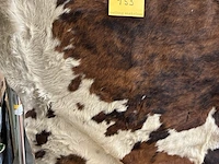 Lot 153 - driekleurige koeienhuid vloerkleed - afbeelding 4 van  4