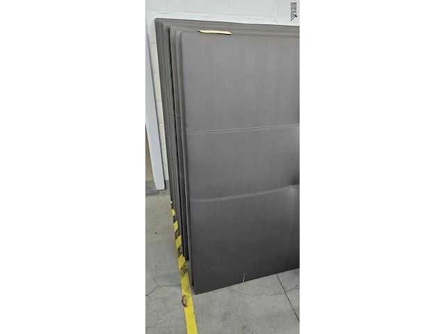 Lot 153 - hoofdborden boxspring muurbevestiging, 2 stuks - afbeelding 2 van  2