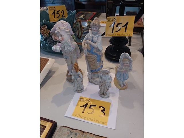 Lot 153 - porselein beeldjes. 5 stuks - afbeelding 1 van  3