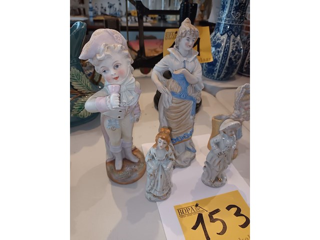 Lot 153 - porselein beeldjes. 5 stuks - afbeelding 2 van  3