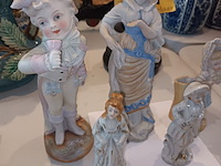 Lot 153 - porselein beeldjes. 5 stuks - afbeelding 2 van  3