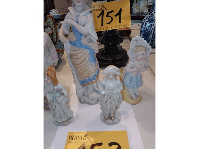 Lot 153 - porselein beeldjes. 5 stuks - afbeelding 3 van  3