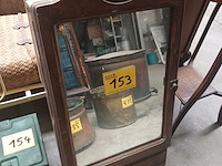 Lot 153 - scheerkastje