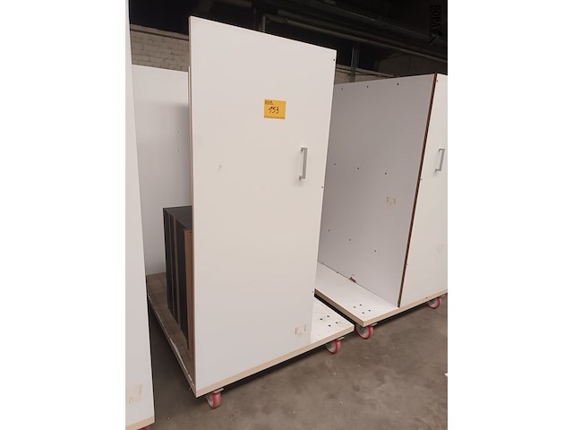 Lot 153 - transportkar met inhoud - afbeelding 1 van  3