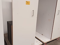 Lot 153 - transportkar met inhoud