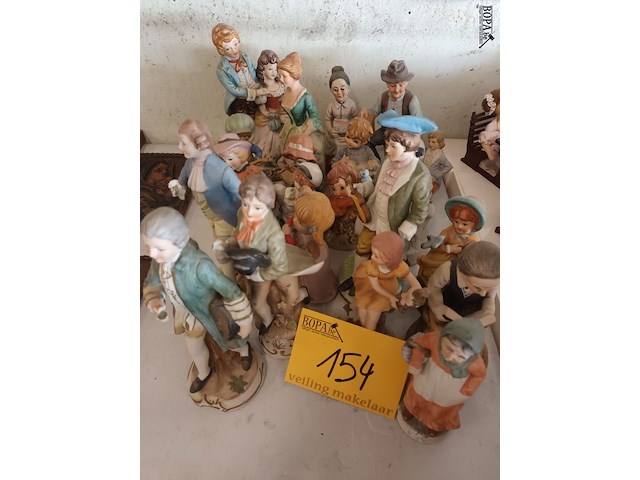 Lot 154 - biscuit beelden. 20 stuks - afbeelding 1 van  4