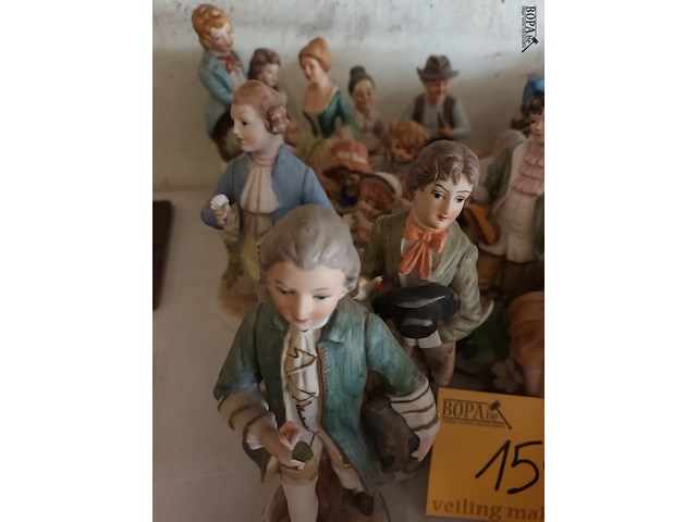 Lot 154 - biscuit beelden. 20 stuks - afbeelding 2 van  4