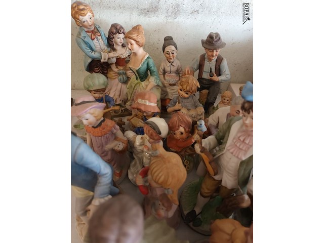 Lot 154 - biscuit beelden. 20 stuks - afbeelding 3 van  4