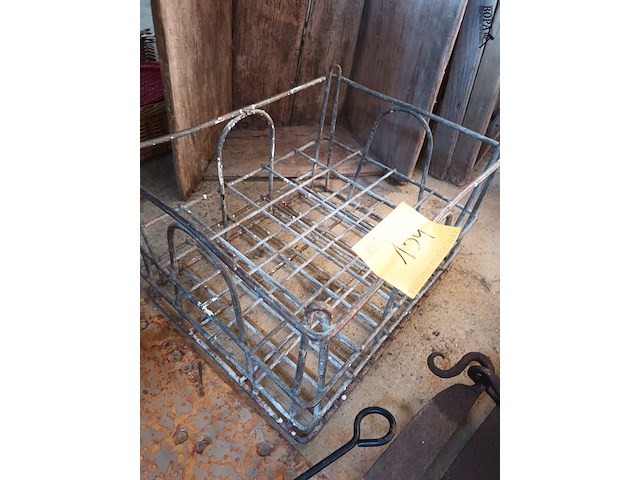 Lot 154 - brocante flessenrek metaal - afbeelding 2 van  2