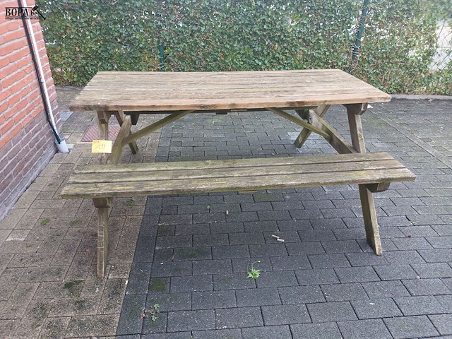 Lot 154 - houten picknick tafel - afbeelding 1 van  2