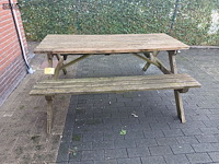 Lot 154 - houten picknick tafel - afbeelding 1 van  2