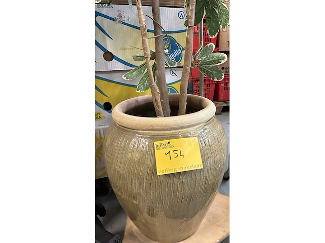 Lot 154 - kunstplant in beige pot - afbeelding 3 van  3