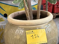 Lot 154 - kunstplant in beige pot - afbeelding 3 van  3