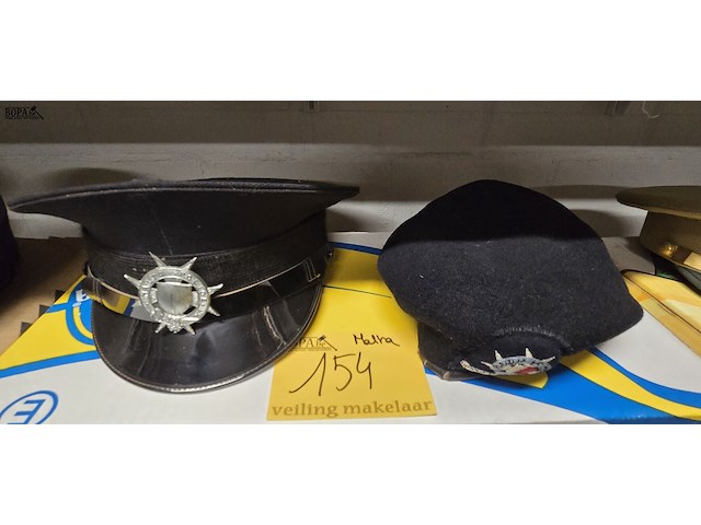 Lot 154 - malta 1 kepie + 1 barette - afbeelding 1 van  3