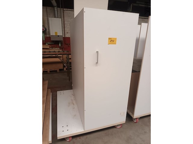 Lot 154 - transportkar met inhoud - afbeelding 1 van  3