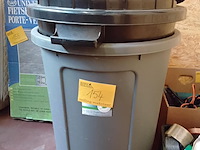 Lot 154 - vuilbakken hard pvc 75l met deksel - 2 stuks - afbeelding 1 van  1