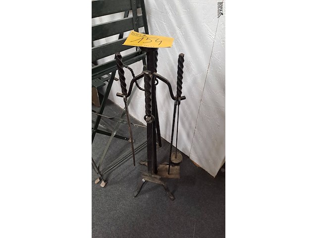 Lot 154 - zwart smeedijzeren haardset - afbeelding 1 van  2