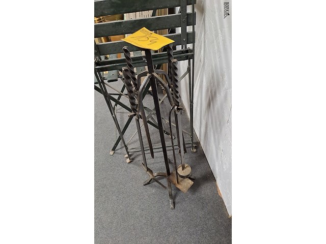 Lot 154 - zwart smeedijzeren haardset - afbeelding 2 van  2