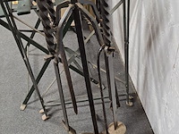 Lot 154 - zwart smeedijzeren haardset - afbeelding 2 van  2