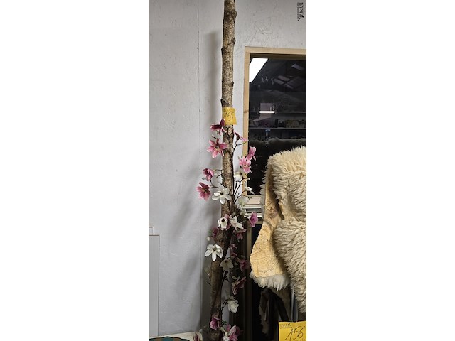 Lot 155 - decoratieve boomstam op voet - afbeelding 1 van  4