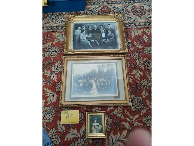 Lot 155 - duo oude kaders met familiefoto's en minikader - goudkleurig - afbeelding 1 van  3