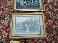 Lot 155 - duo oude kaders met familiefoto's en minikader - goudkleurig - afbeelding 1 van  3
