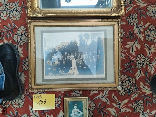 Lot 155 - duo oude kaders met familiefoto's en minikader - goudkleurig - afbeelding 2 van  3
