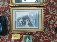 Lot 155 - duo oude kaders met familiefoto's en minikader - goudkleurig - afbeelding 2 van  3
