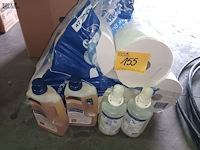Lot 155 - handdoekpapier en zepen - afbeelding 1 van  3