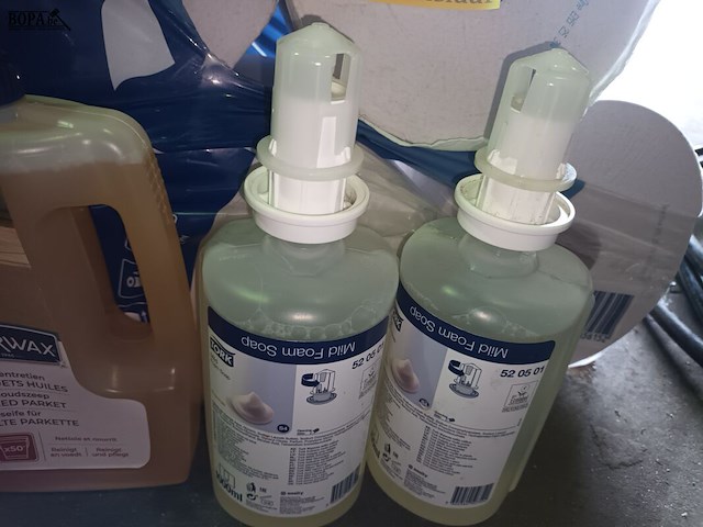 Lot 155 - handdoekpapier en zepen - afbeelding 3 van  3