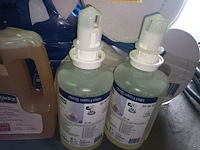 Lot 155 - handdoekpapier en zepen - afbeelding 3 van  3