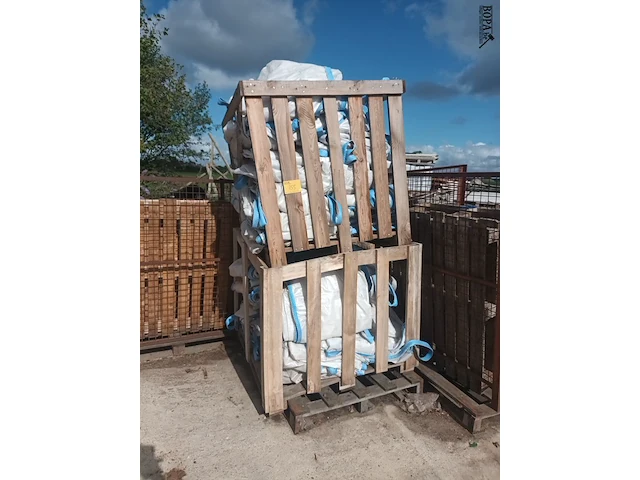 Lot 155 - houten kisten en bigbags - afbeelding 1 van  3