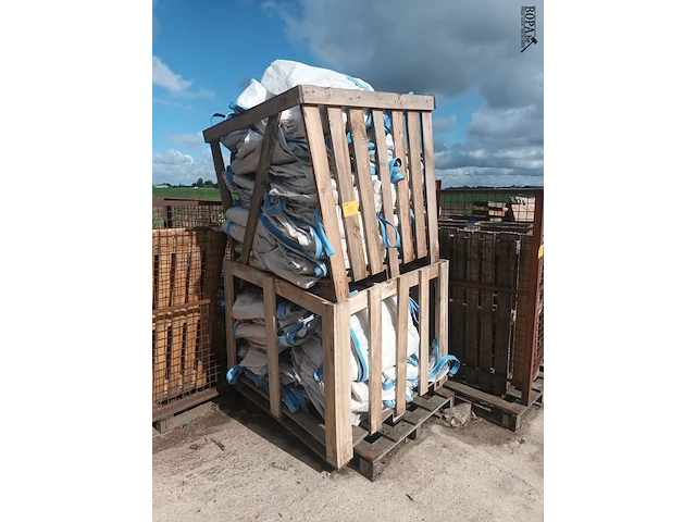 Lot 155 - houten kisten en bigbags - afbeelding 2 van  3