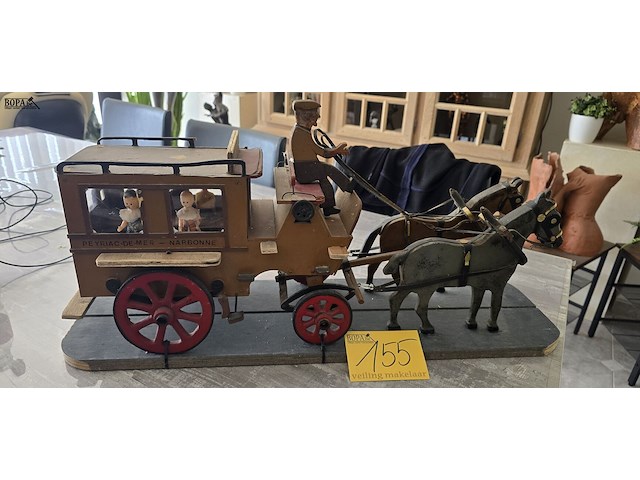 Lot 155 - houten koets met paarden en figuren - afbeelding 1 van  6