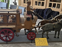 Lot 155 - houten koets met paarden en figuren - afbeelding 1 van  6