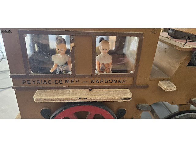 Lot 155 - houten koets met paarden en figuren - afbeelding 2 van  6