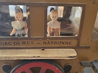 Lot 155 - houten koets met paarden en figuren - afbeelding 2 van  6