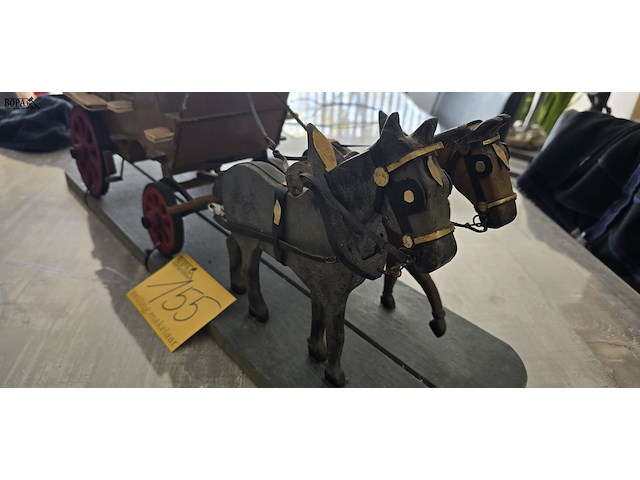 Lot 155 - houten koets met paarden en figuren - afbeelding 4 van  6