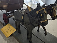 Lot 155 - houten koets met paarden en figuren - afbeelding 4 van  6