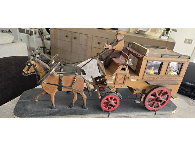 Lot 155 - houten koets met paarden en figuren - afbeelding 5 van  6