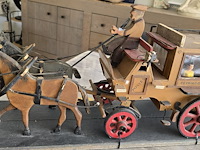 Lot 155 - houten koets met paarden en figuren - afbeelding 5 van  6