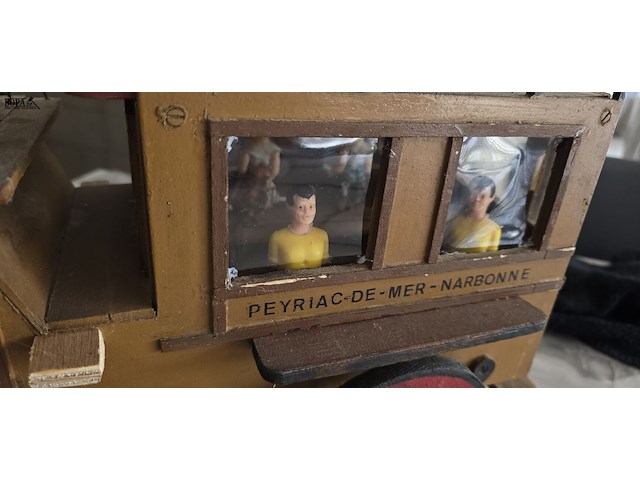 Lot 155 - houten koets met paarden en figuren - afbeelding 6 van  6