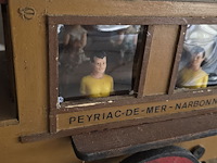 Lot 155 - houten koets met paarden en figuren - afbeelding 6 van  6