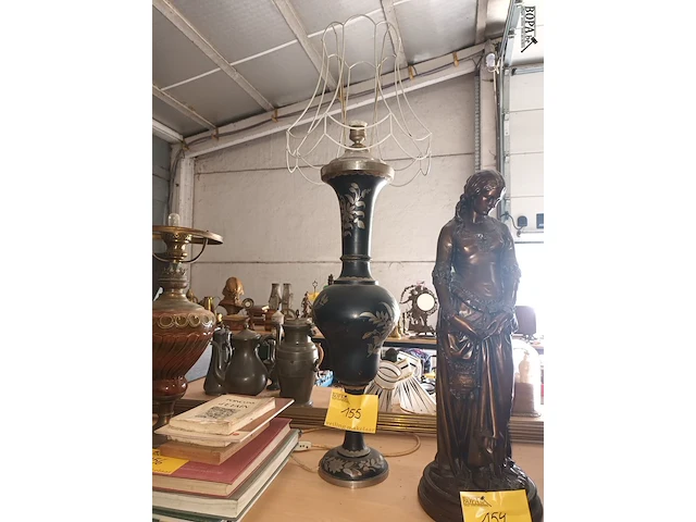 Lot 155 - metalen lampedaire - afbeelding 1 van  3