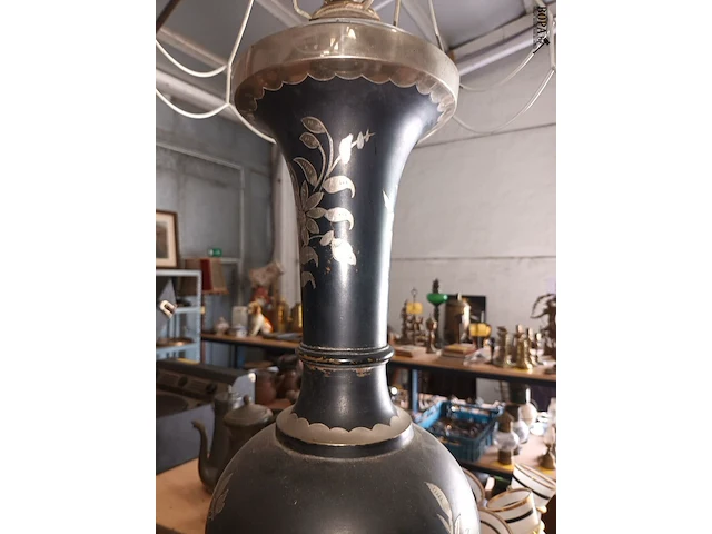 Lot 155 - metalen lampedaire - afbeelding 2 van  3