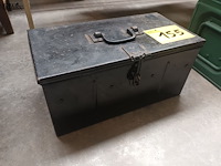Lot 155 - metalen zwarte kist