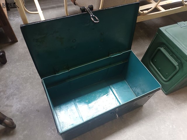 Lot 155 - metalen zwarte kist - afbeelding 2 van  4