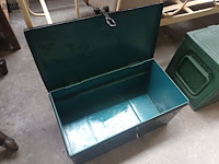 Lot 155 - metalen zwarte kist - afbeelding 2 van  4