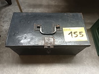 Lot 155 - metalen zwarte kist - afbeelding 4 van  4